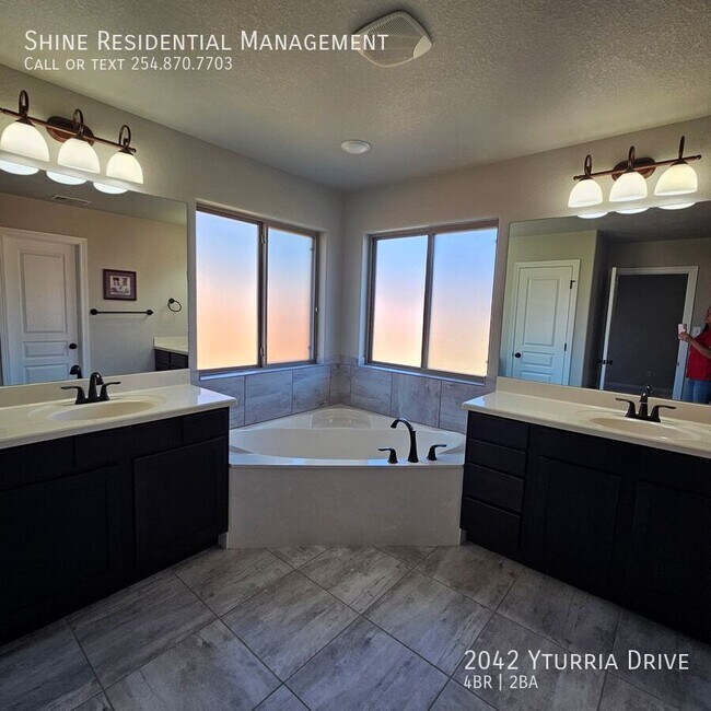 Building Photo - 2042 Yturria Dr