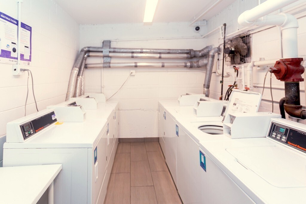 Building Photo - 675 W Wrightwood Ave