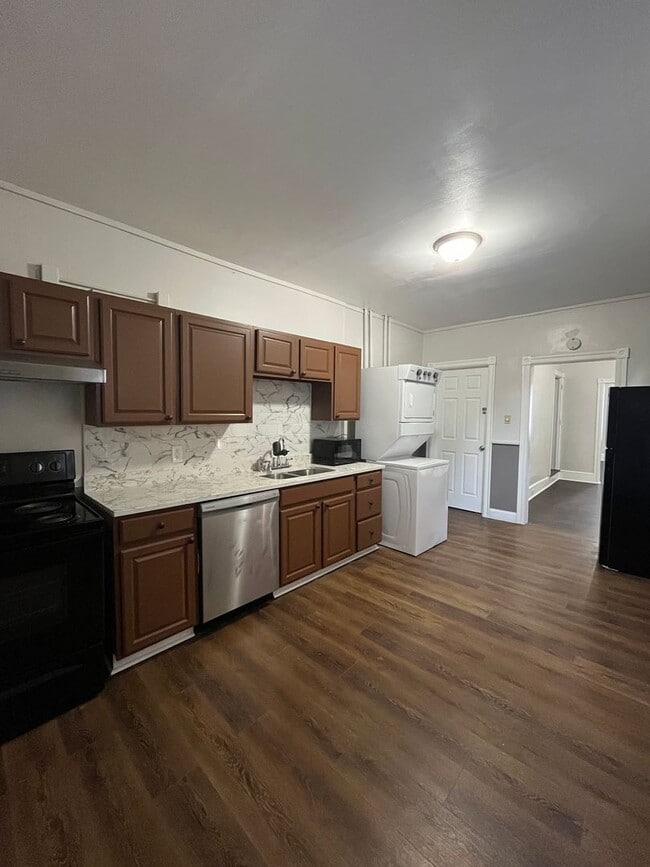 Building Photo - Charming three-bedroom row house available for rent in the desirable Nazareth