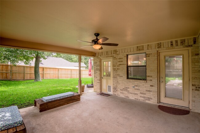 Building Photo - 2232 Azalea Cir
