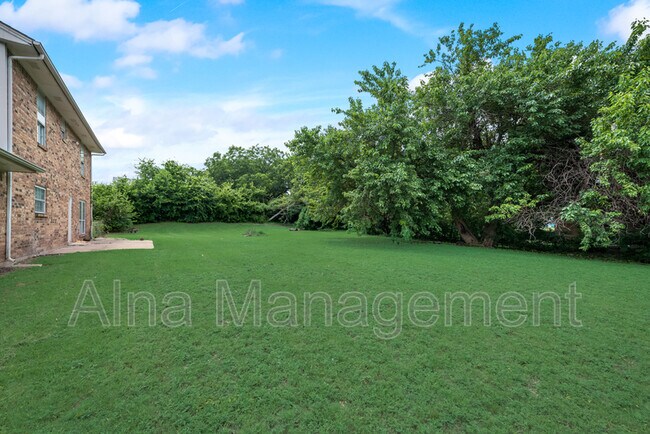 Building Photo - 743 Kings Ln