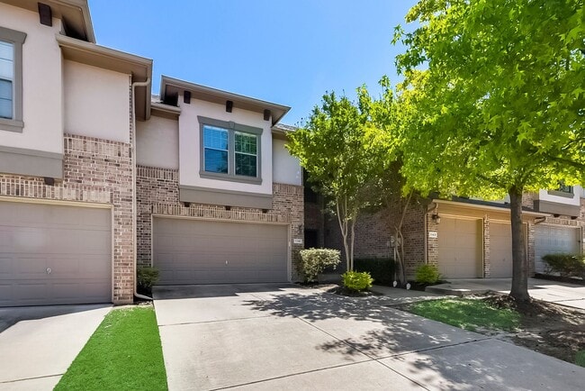 Building Photo - COMING SOON! CHARMMING 2 BEDROOM TOWNHOME ...