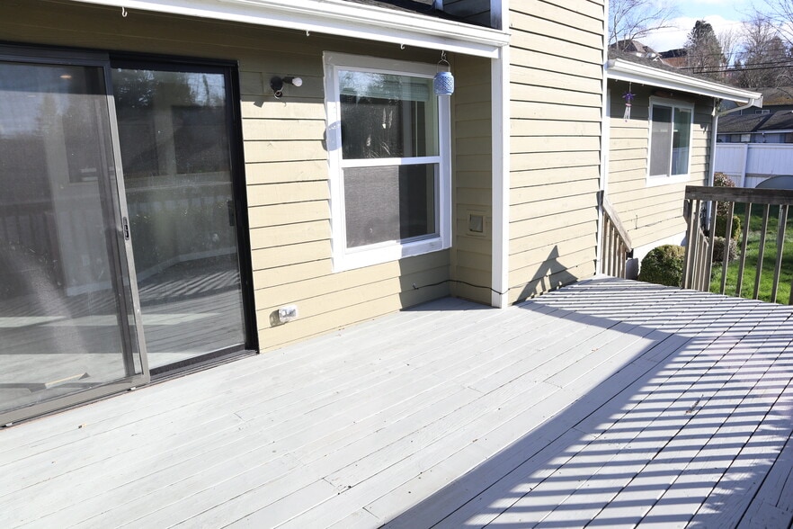 Building Photo - 2742 Sylvan Dr W