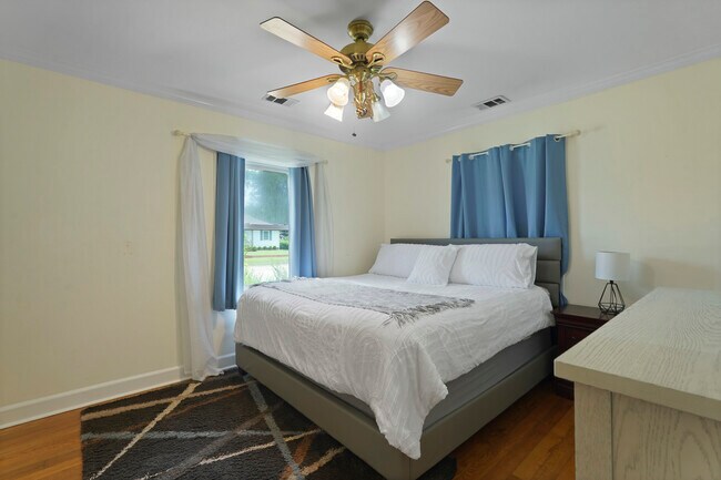 Building Photo - Charming Ardsley Park Bungalow Fully Furni...
