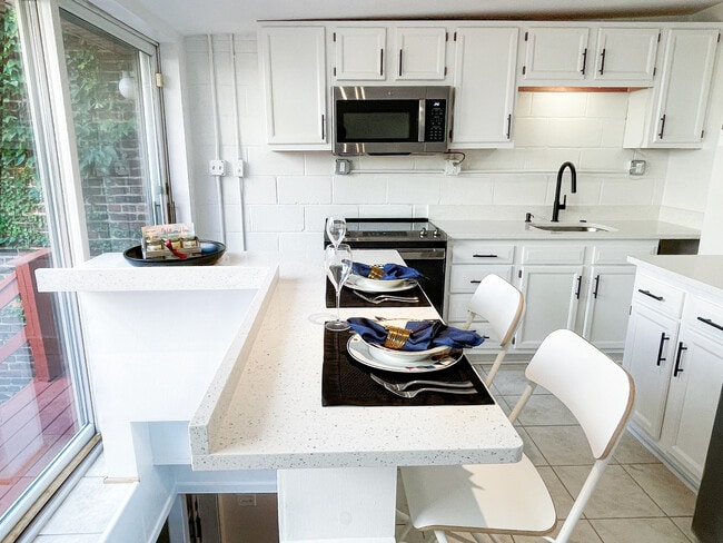 Primary Photo - 1135 Olive St