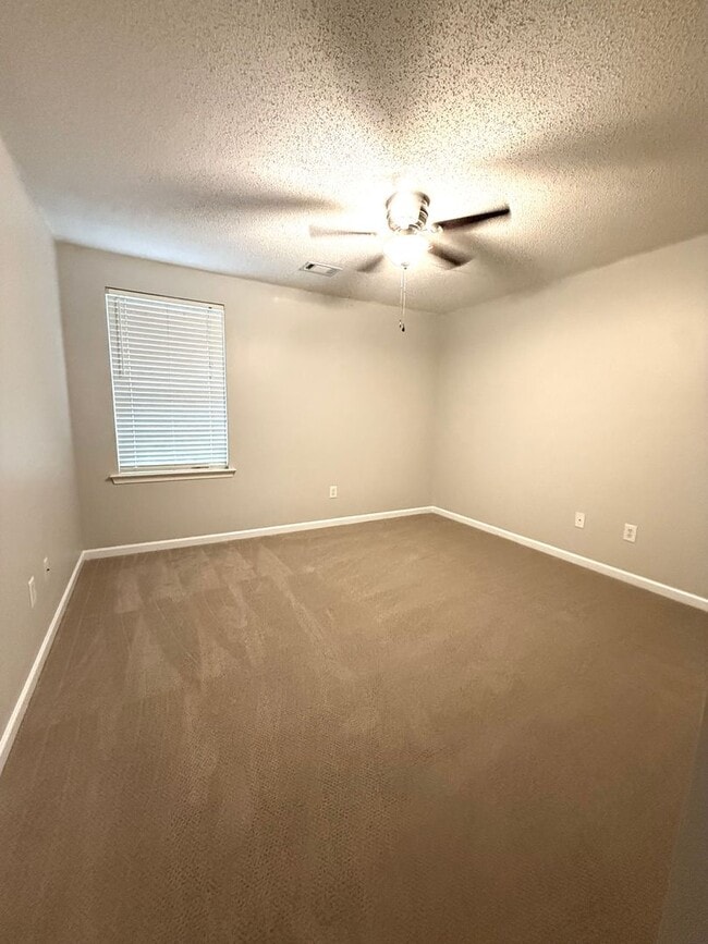 Building Photo - Renovated  3 Bed 3.5 Bath Town Home