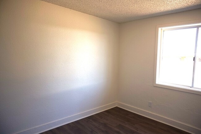 Building Photo - 2 bedroom Duplex