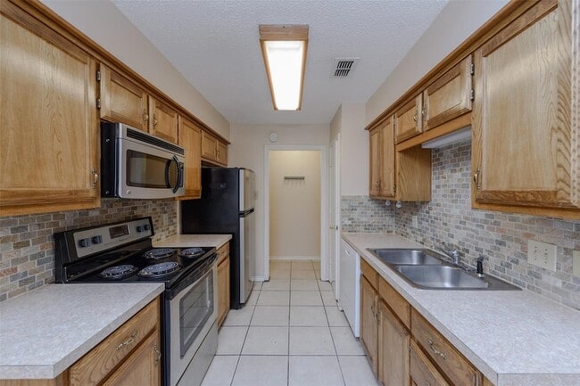 Building Photo - 1902 Lee Dr