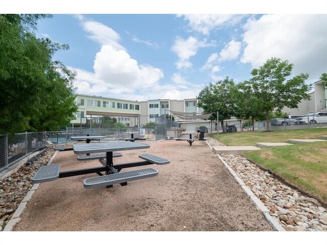 Building Photo - 604 N Bluff Dr