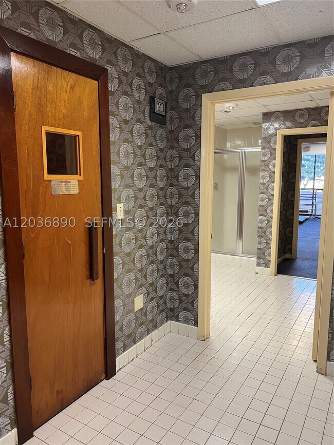Building Photo - 2555 Collins Ave