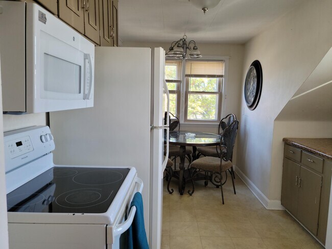 Building Photo - 4652 S Lenox St