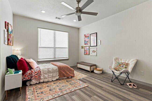 Building Photo - 2554 S University Dr