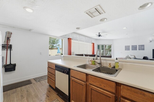 Building Photo - Central Phoenix Gem! Private Patio, Gated, Pool + Underground Parking