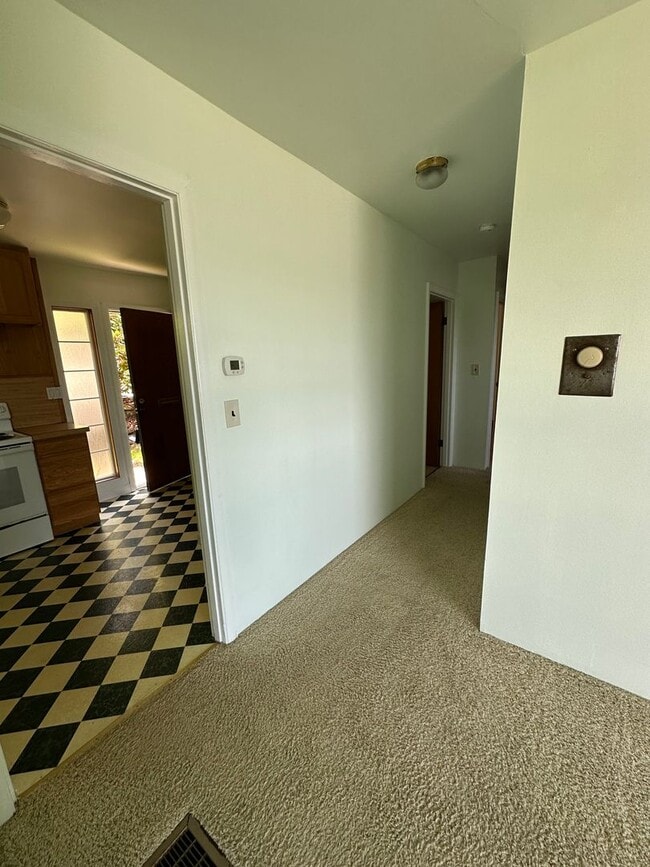 Building Photo - COMING SOON! - 3 Bed 1 Bath Home