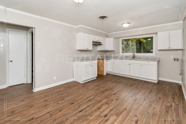 Building Photo - Updated 2 Bed/1 Bath Home in Mobile! **Plus a FREE 50" Smart TV!**