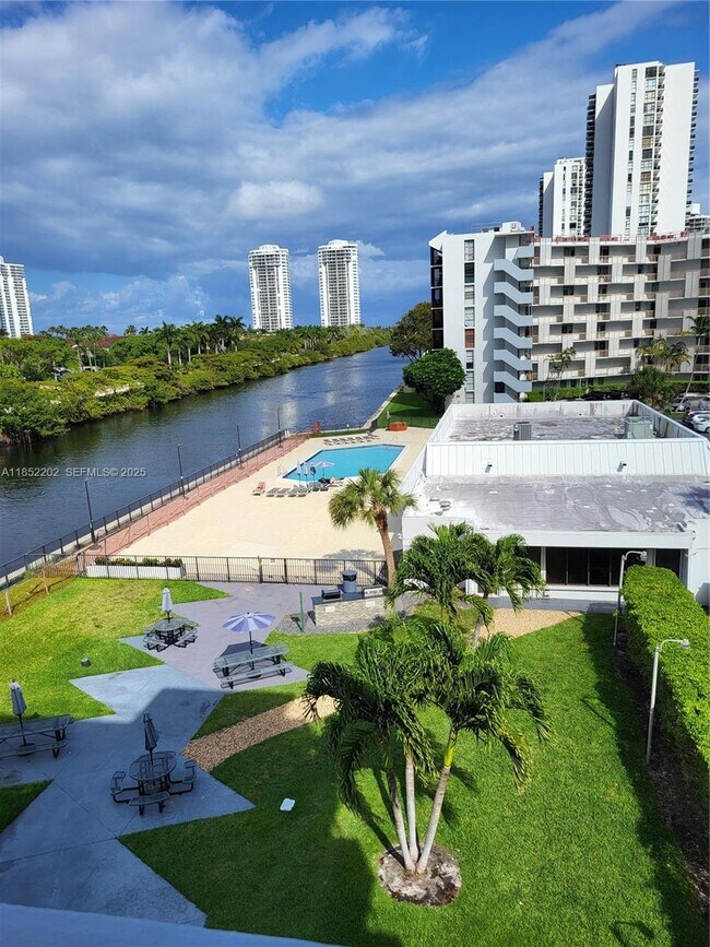 Building Photo - 3475 N Country Club Dr