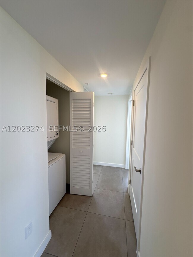 Building Photo - 16395 Biscayne Blvd