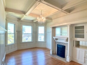 Building Photo - TOP FLOOR 4/2. In-Unit Laundry! Dishwasher...