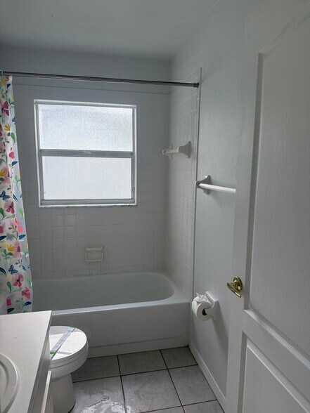 Building Photo - 4400 Venice Dr
