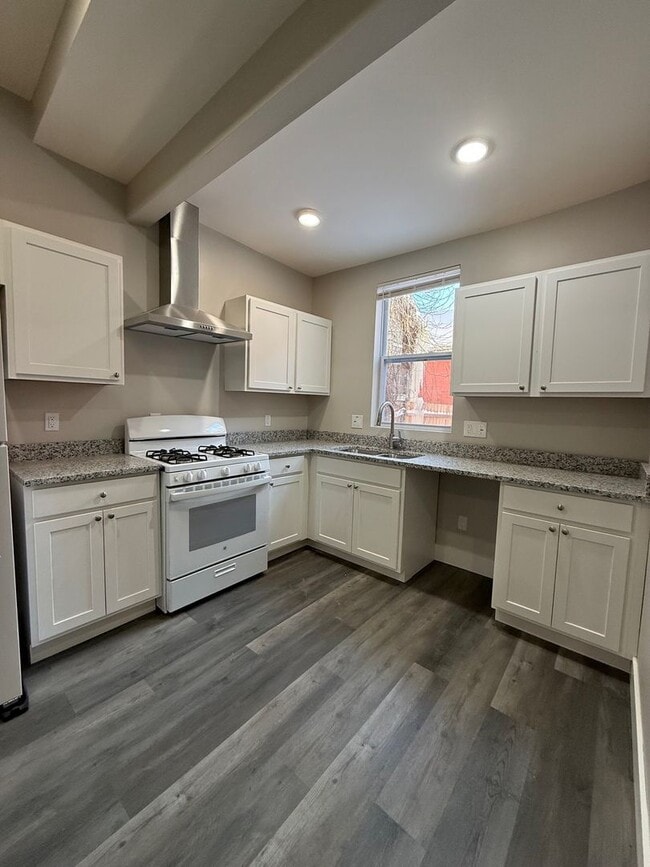 Building Photo - Newly Renovated 2 bedroom in Lincoln- Larimer