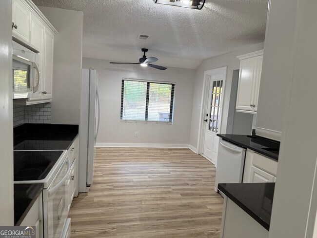 Building Photo - 20 Fairway Ln