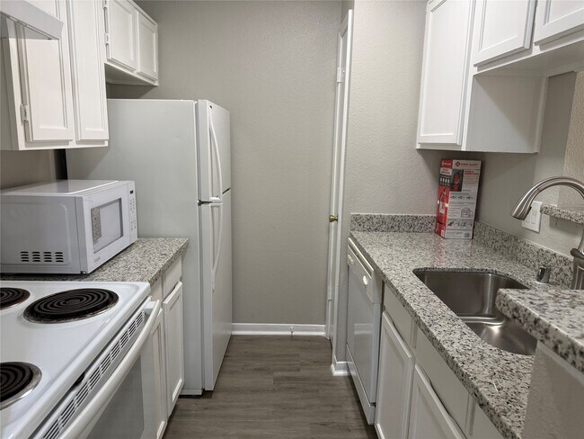 Building Photo - 2121 Hepburn St