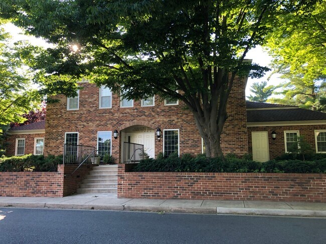 Building Photo - 11309 Commonwealth Dr