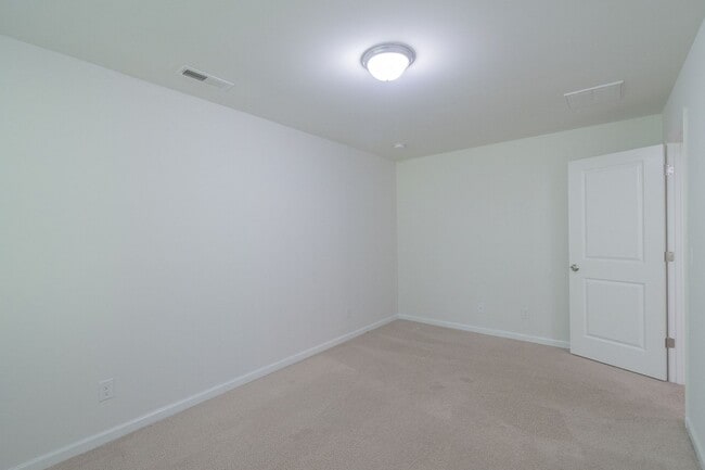 Building Photo - Freshly Renovated 4-Bedroom Home with Mode...
