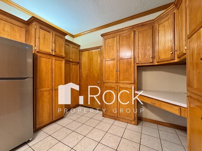 Building Photo - Charming 3-Bed 3-Bath Home with Tornado Sh...