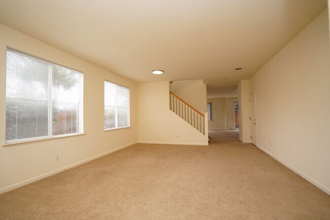 Building Photo - Spacious Home in Excellent Location!
