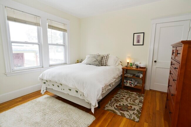 Building Photo - 89 Rockview St