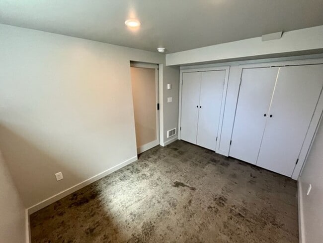 Building Photo - Ballard Duplex - Lower Unit