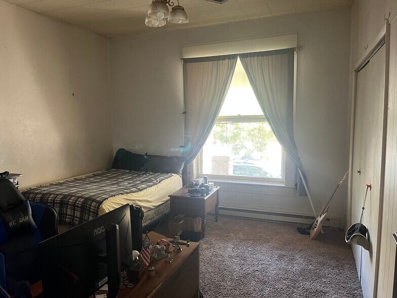 Bedroom unit A - 415 N Chauncey Ave
