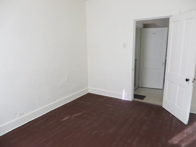 Building Photo - Large Three Bedroom, 1.5 Bathroom Home hal...