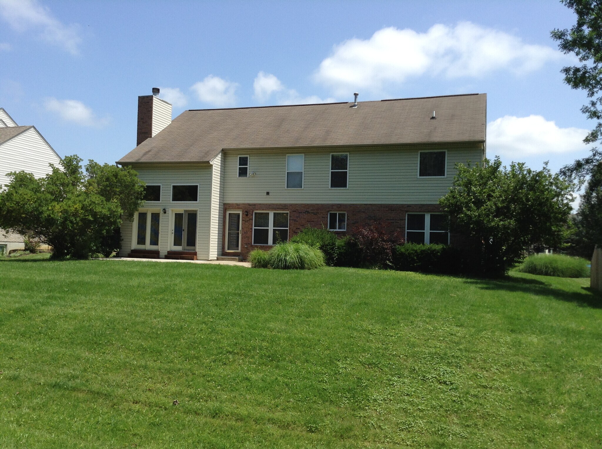 Building Photo - 10190 Meadowknoll Dr