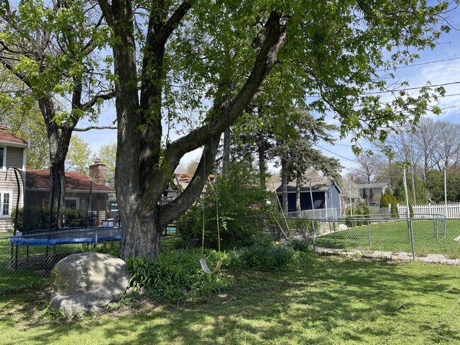 Building Photo - 1708 Howlett Ln