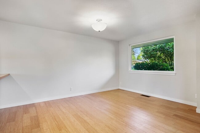 Building Photo - Room to roam! 3 bed, living, dining, den, ...