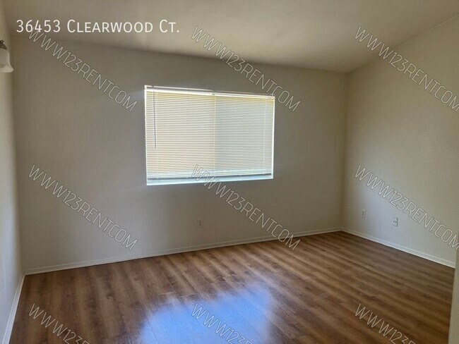 Building Photo - 36453 Clearwood Ct