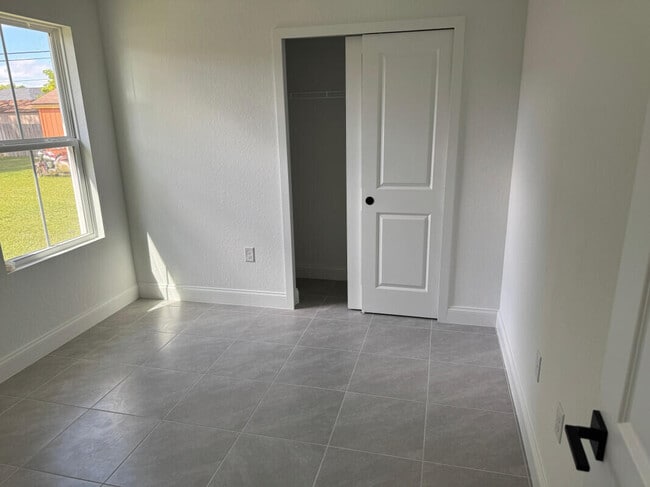 Building Photo - 1073 SW Benchor Ave