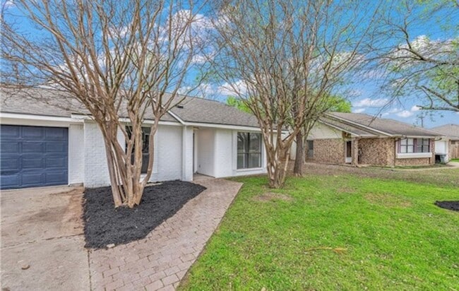 Building Photo - College Station - 3 bedroom - 2 bath house with garage and fenced back yard.