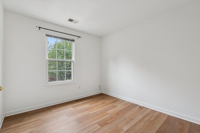 Building Photo - Great Location for schools, shopping and d...
