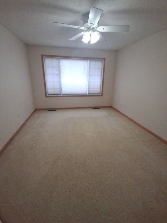 Building Photo - Light & bright! 2 BR, 1.5 BATH Woodbury To...