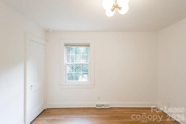 Building Photo - 152 W Park Ave