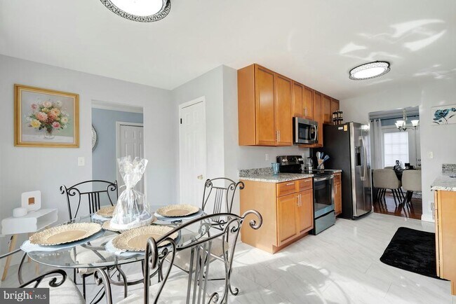 Building Photo - 900 E Tantallon Dr