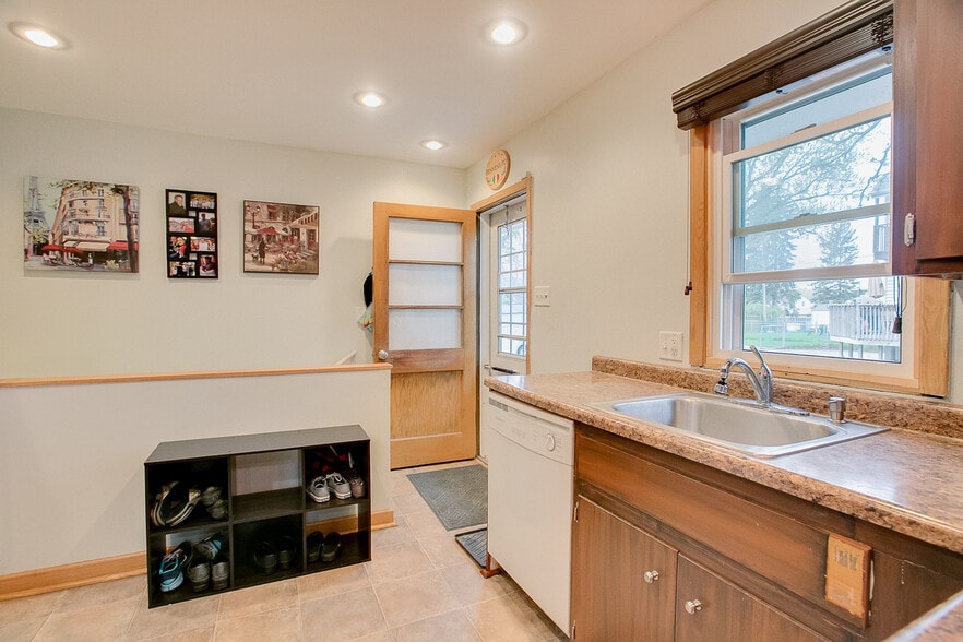 Building Photo - 996 Larpenteur Ave West