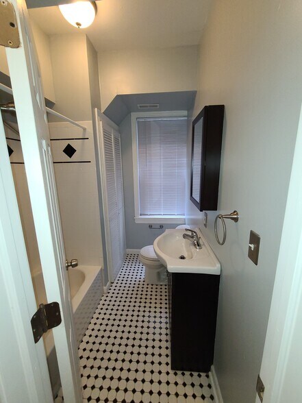 Building Photo - 926 Belmont Ave