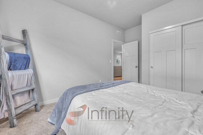 Building Photo - 8943 SW Vermillion Dr