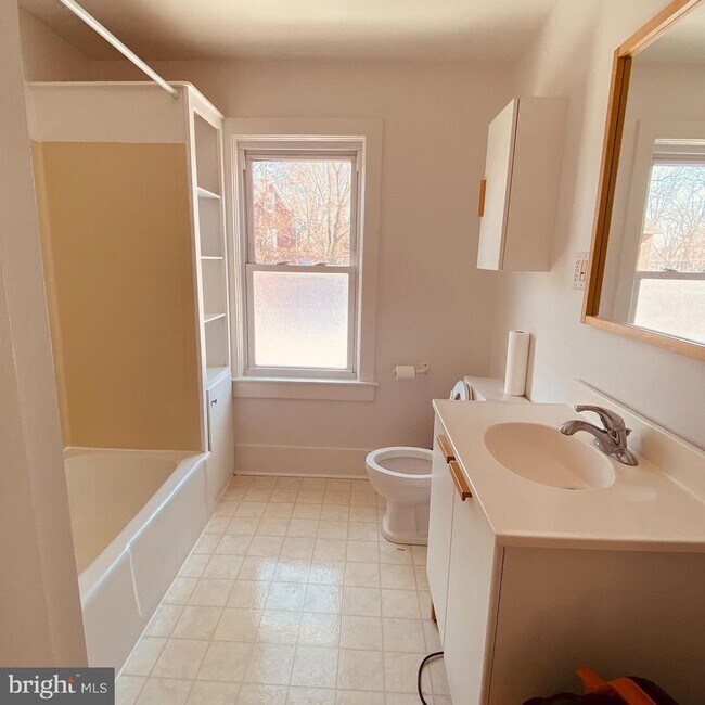 Building Photo - 328 S Broadway