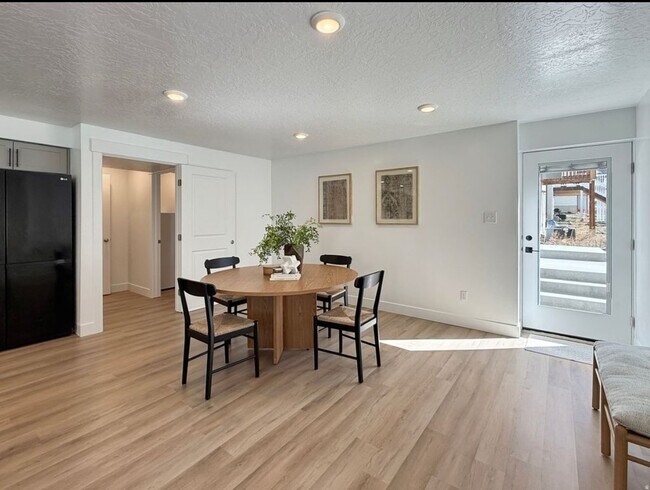 Building Photo - 739 W Powderwood Ln