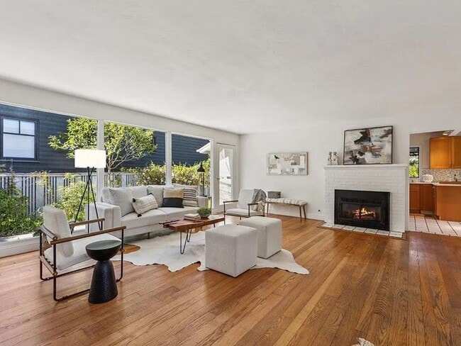 Building Photo - Great 3/2 in Incredible Downtown Location